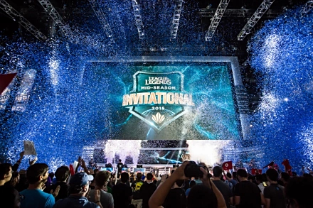 王者荣耀小游戏版月活破亿，引领市场新阶段