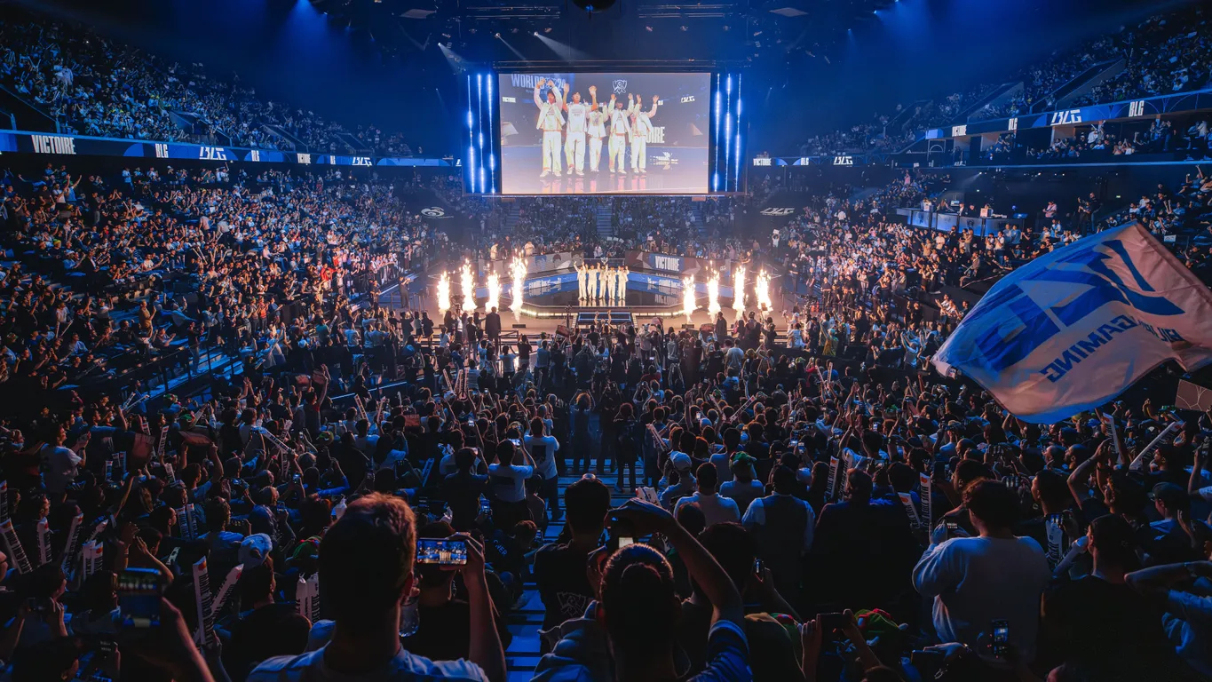 S15英雄联盟全球总决赛揭幕战：T1团队运营致胜 Faker沙皇统治中路轻取FLY-竞技宝(JJB)